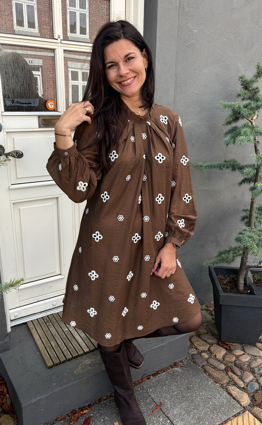 Say INA Copenhagen Kjole - Hazel - Dark Brown W. White Embroidery
