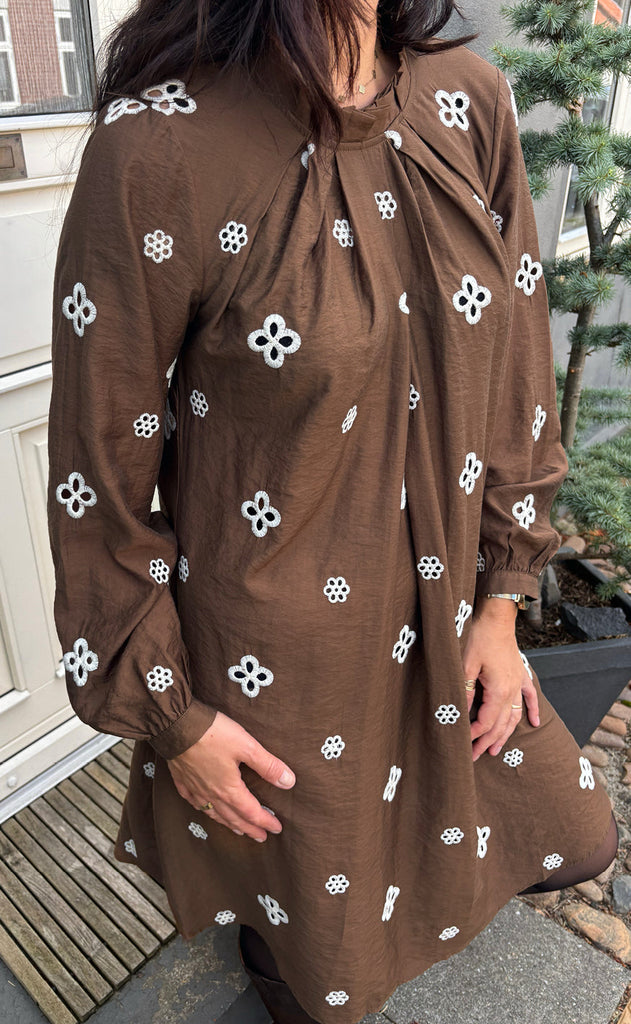 Say INA Copenhagen Kjole - Hazel - Dark Brown W. White Embroidery