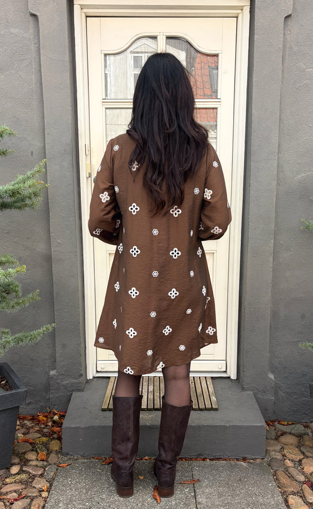 Say INA Copenhagen Kjole - Hazel - Dark Brown W. White Embroidery