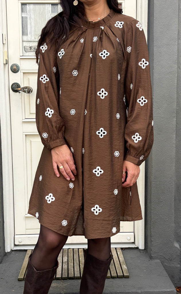Say INA Copenhagen Kjole - Hazel - Dark Brown W. White Embroidery