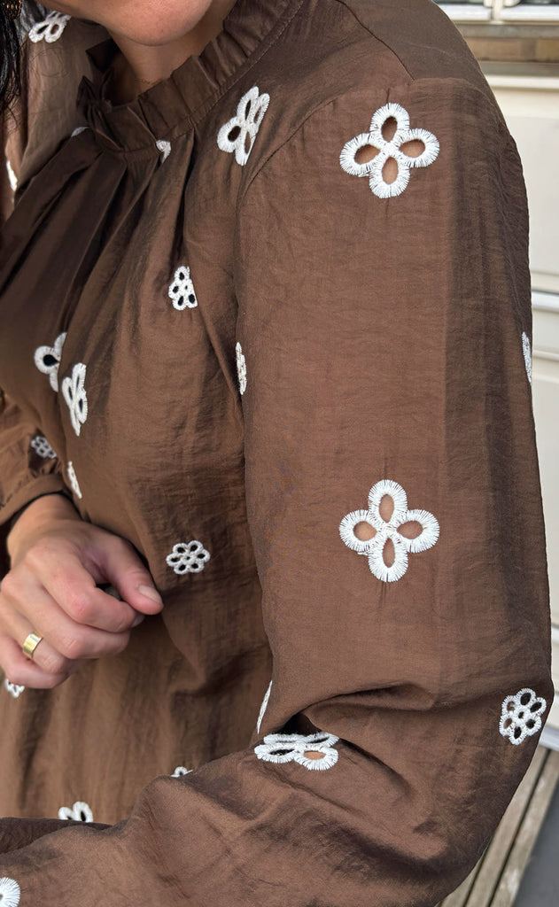 Say INA Copenhagen Kjole - Hazel - Dark Brown W. White Embroidery