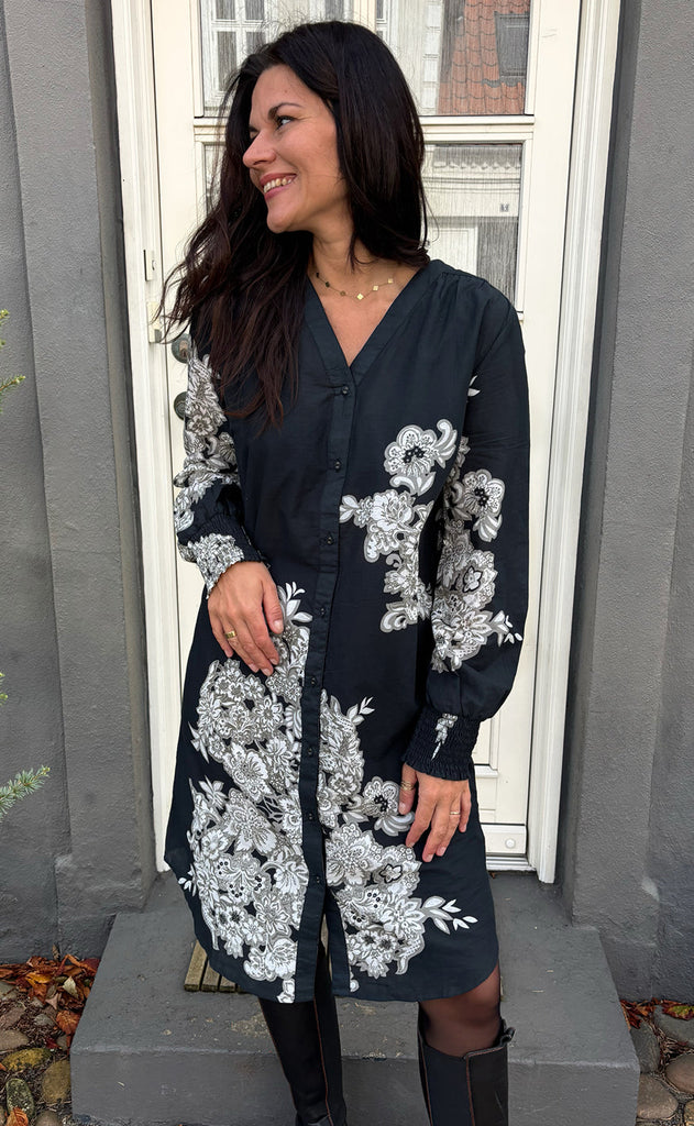 Say INA Copenhagen Kjole - Vicky - Black W. Flowers