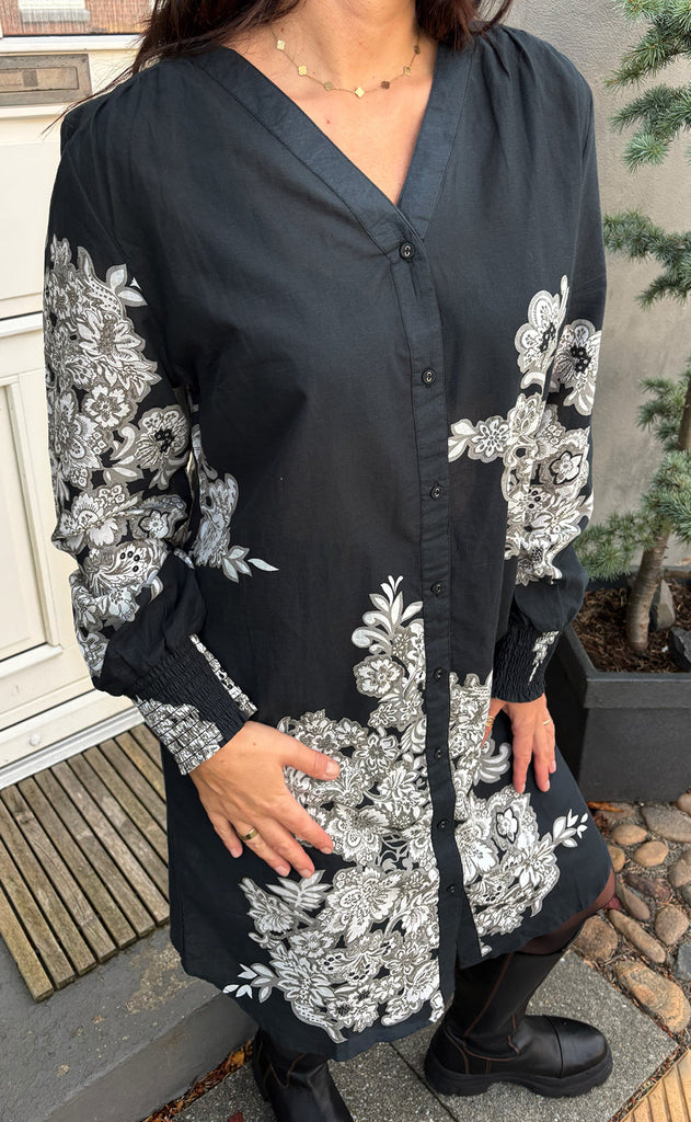 Say INA Copenhagen Kjole - Vicky - Black W. Flowers