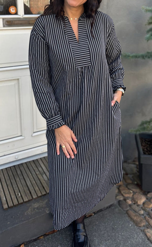 Say INA Copenhagen Kjole - Winnie LS - Black Striped
