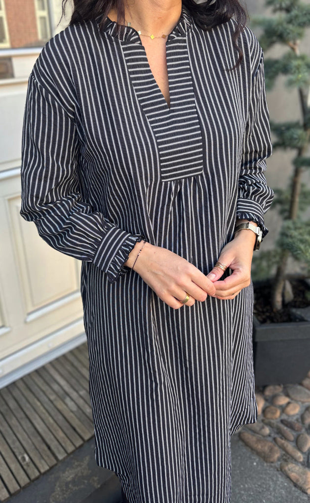 Say INA Copenhagen Kjole - Winnie LS - Black Striped