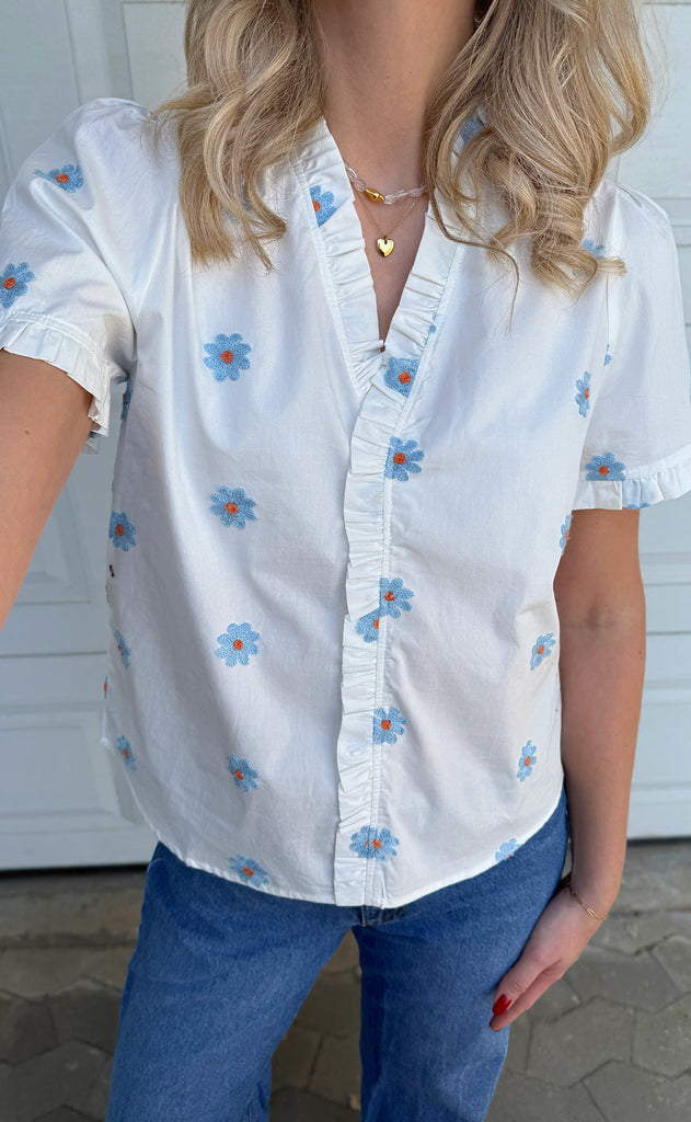 INA Copenhagen Topp - Catja - Blue Flower Embroidery