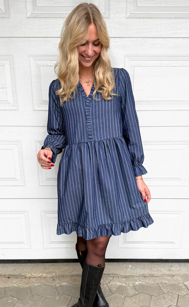 Say INA Copenhagen Kjole - Catja Short - Dark Denim Blue W. Pinstripe