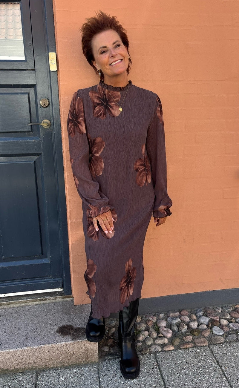 Say INA Copenhagen Kjole - Emma Plisse - Brown w. Brown Flowers