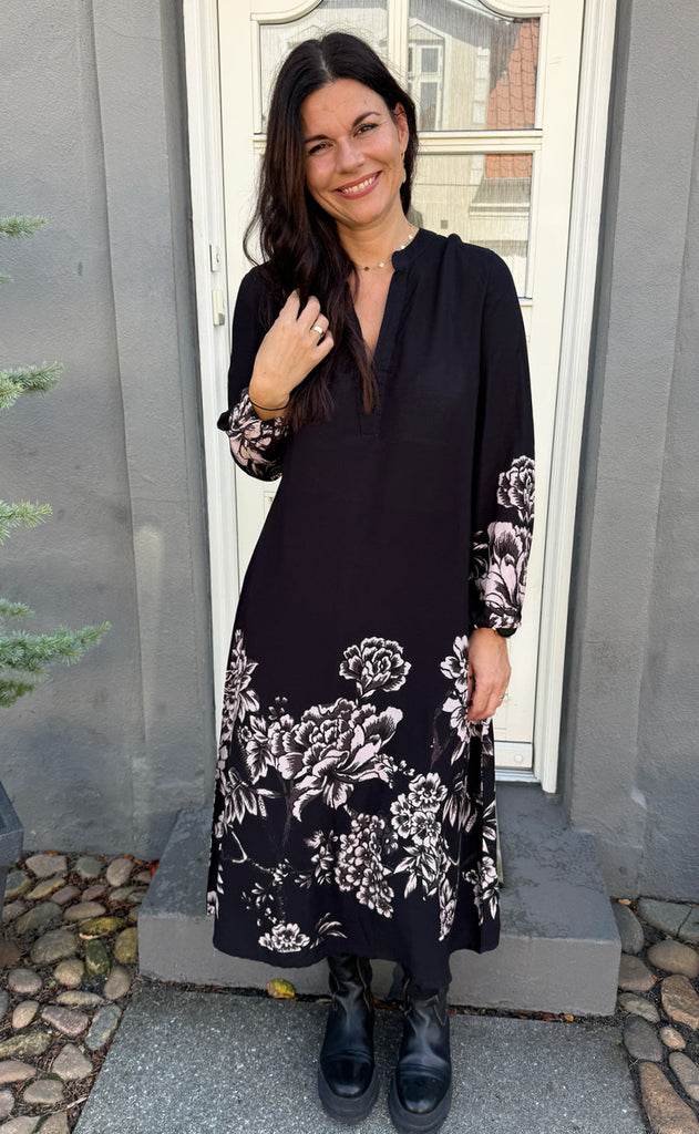 Say INA Copenhagen Kjole - Kae - Black W. Flowers