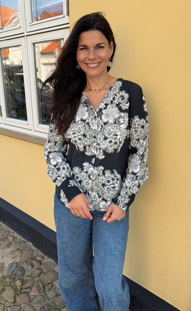 Say INA Copenhagen Skjorte - Hanna - Black W. Flowers