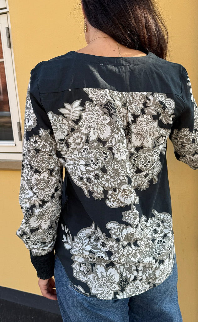 Say INA Copenhagen Skjorte - Hanna - Black W. Flowers
