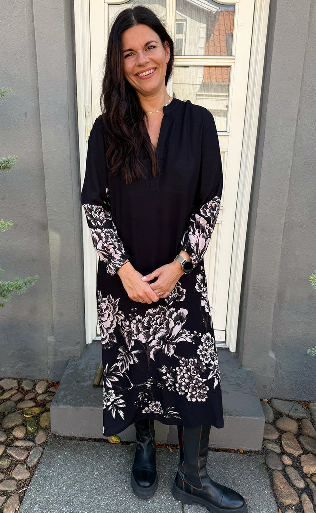 Say INA Copenhagen Kjole - Kae - Black W. Flowers