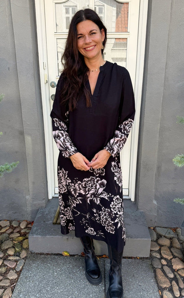 Say INA Copenhagen Kjole - Kae - Black W. Flowers