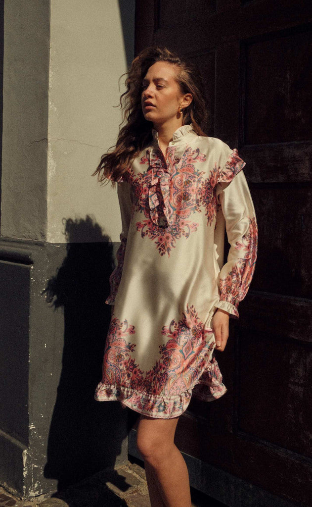 Noella Kjole - Reno Ruby Ruffle - Drusella Print