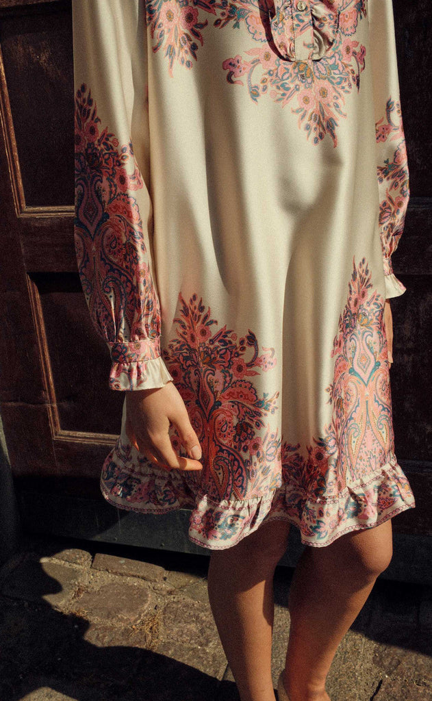 Noella Kjole - Reno Ruby Ruffle - Drusella Print