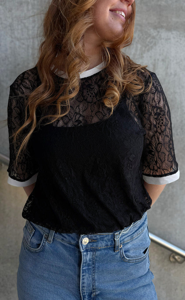 Say INA Copenhagen Bluse - Susanna Football - Black Lace (vendbar)