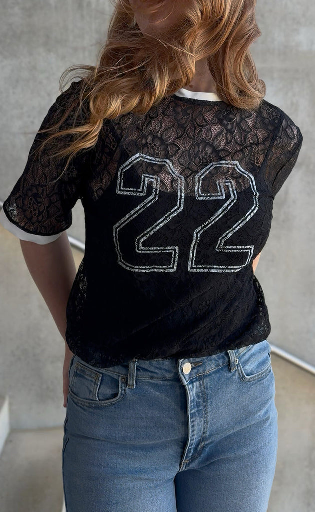 Say INA Copenhagen Bluse - Susanna Football - Black Lace (vendbar)