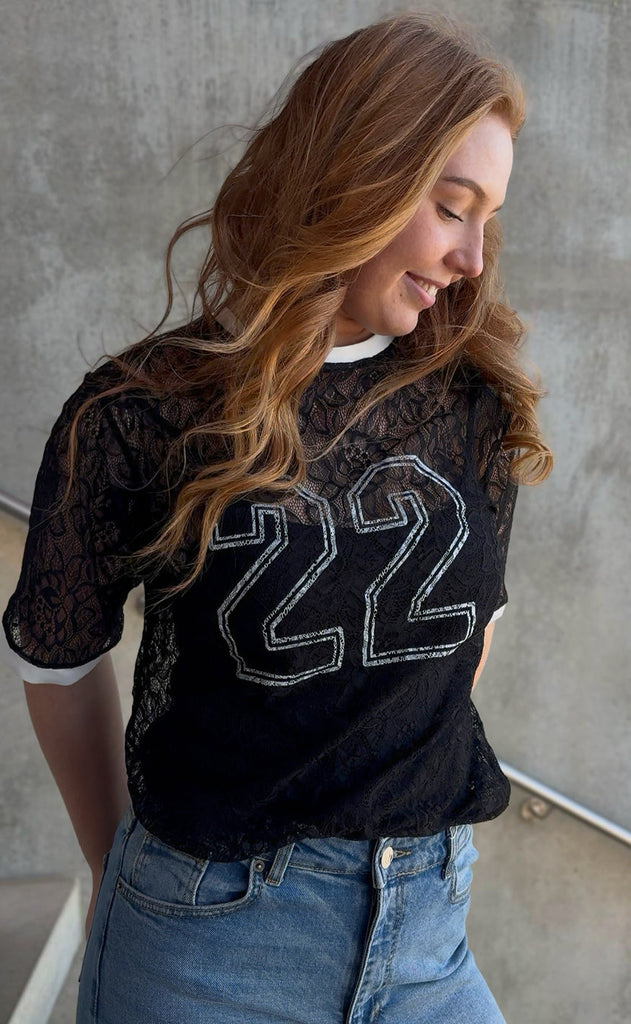 Say INA Copenhagen Bluse - Susanna Football - Black Lace (vendbar)