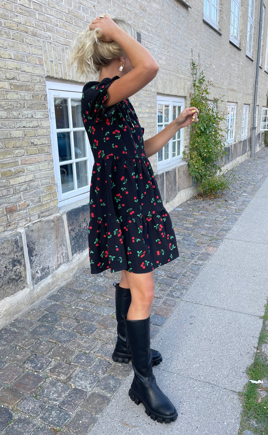 Say INA Copenhagen Kjole - Alma - Black W. Cherries