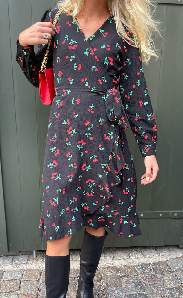 Say INA Copenhagen Kjole - Brina Wrap - Black W. Cherries