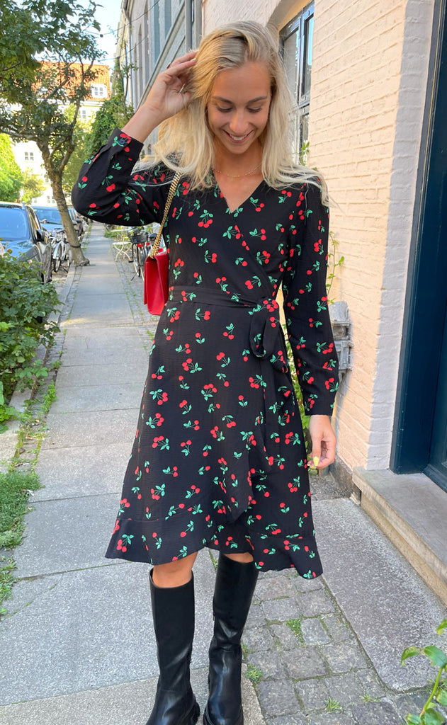 Say INA Copenhagen Kjole - Brina Wrap - Black W. Cherries