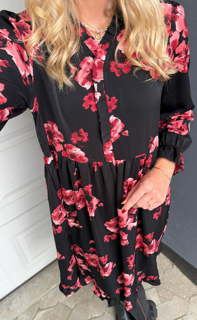 Say INA Copenhagen Kjole - Catja - Black W. Red Flowers