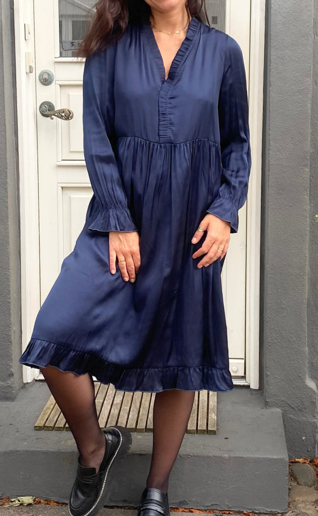 Say INA Copenhagen Kjole - Catja - Navy Blue Satin