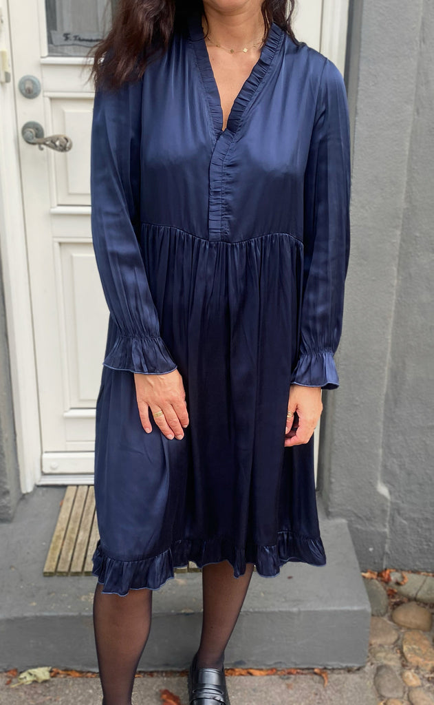 Say INA Copenhagen Kjole - Catja - Navy Blue Satin