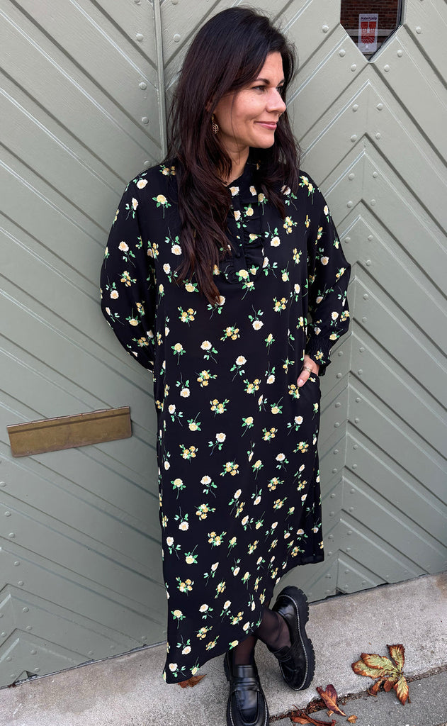 Say INA Copenhagen Kjole - Ella - Black W. Small Flowers