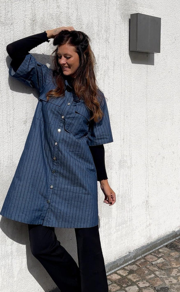 Say INA Copenhagen Kjole - Sif - Dark Denim W. Black Stripes