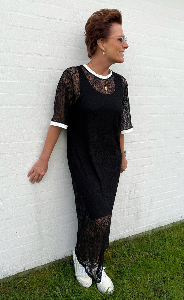 Say INA Copenhagen Kjole - Susanna Football - Black Lace (vendbar)