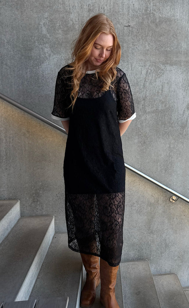 Say INA Copenhagen Kjole - Susanna Football - Black Lace (vendbar)