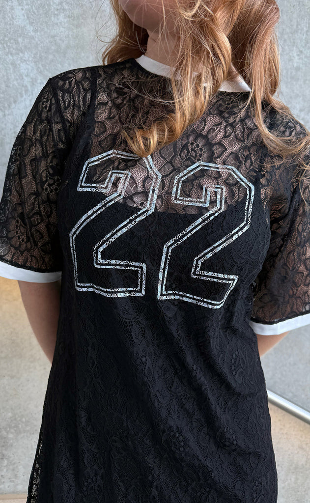 Say INA Copenhagen Kjole - Susanna Football - Black Lace (vendbar)