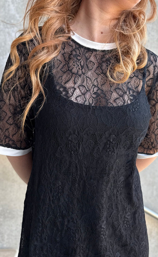 Say INA Copenhagen Kjole - Susanna Football - Black Lace (vendbar)