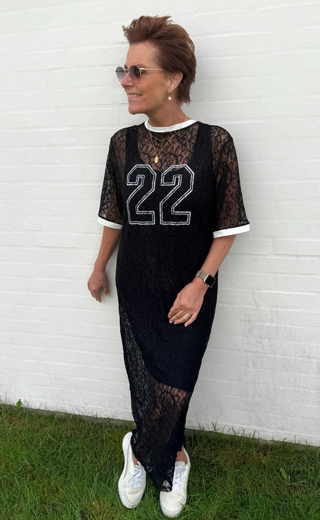 Say INA Copenhagen Kjole - Susanna Football - Black Lace (vendbar)