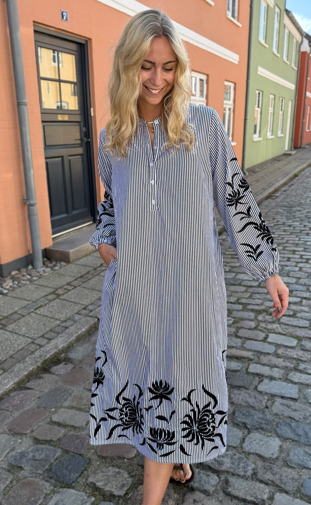 Say INA Copenhagen Kjole - Tilde Long - Black Striped W. Embroidery