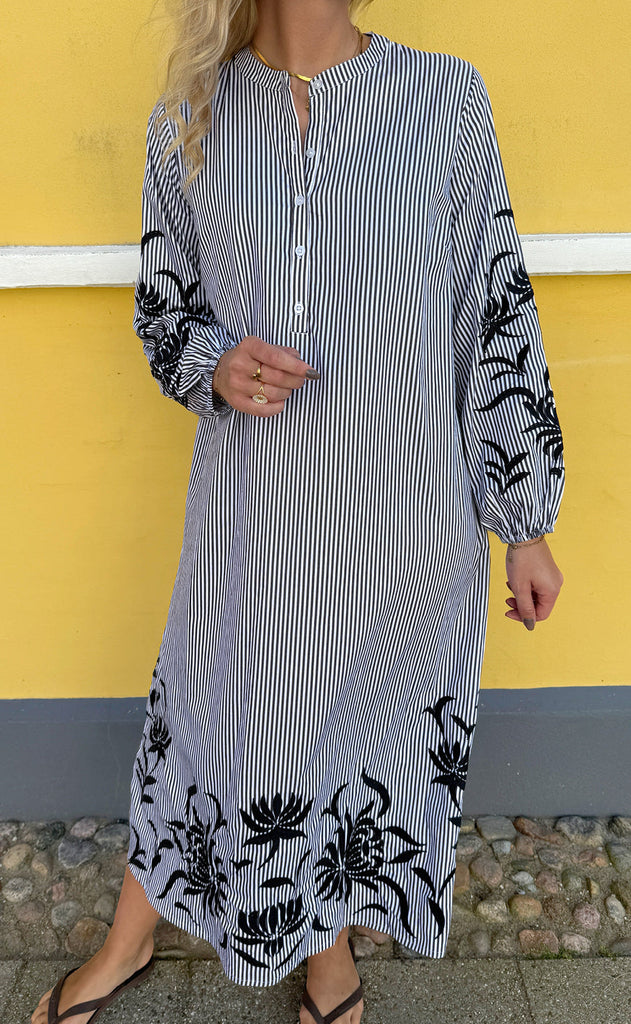 Say INA Copenhagen Kjole - Tilde Long - Black Striped W. Embroidery