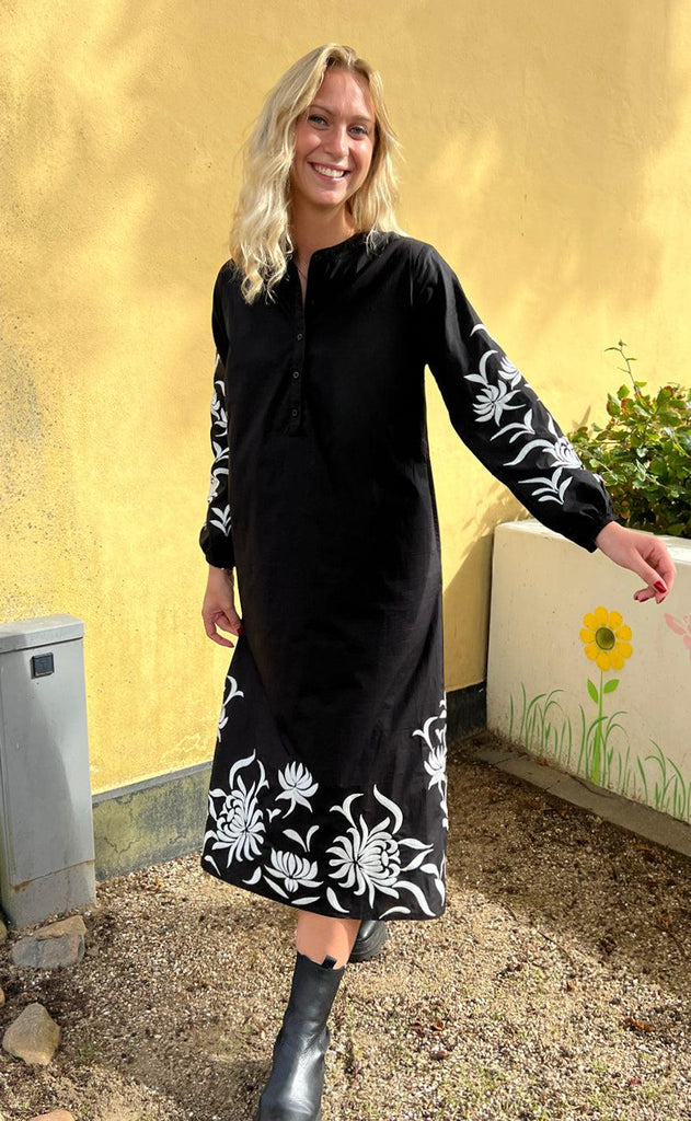 Say INA Copenhagen Kjole - Tilde Long - Black W. Embroidery