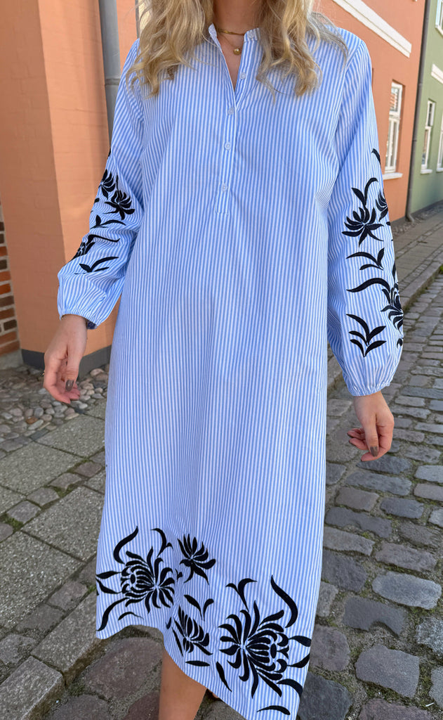 Say INA Copenhagen Kjole - Tilde Long - Blue Striped W. Embroidery