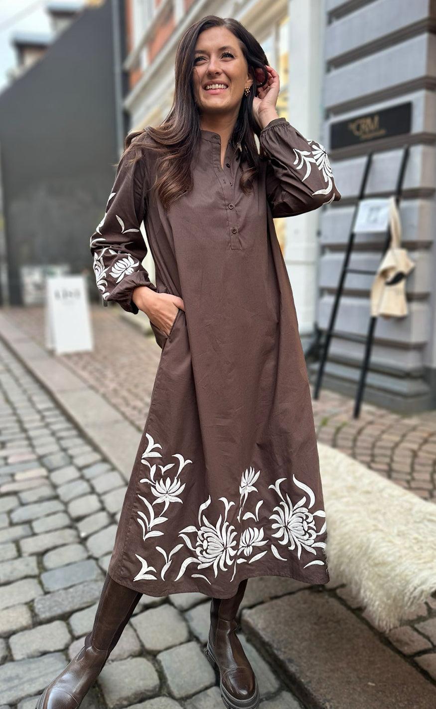 Say INA Copenhagen Kjole - Tilde Long - Chocolate Brown W. Embroidery