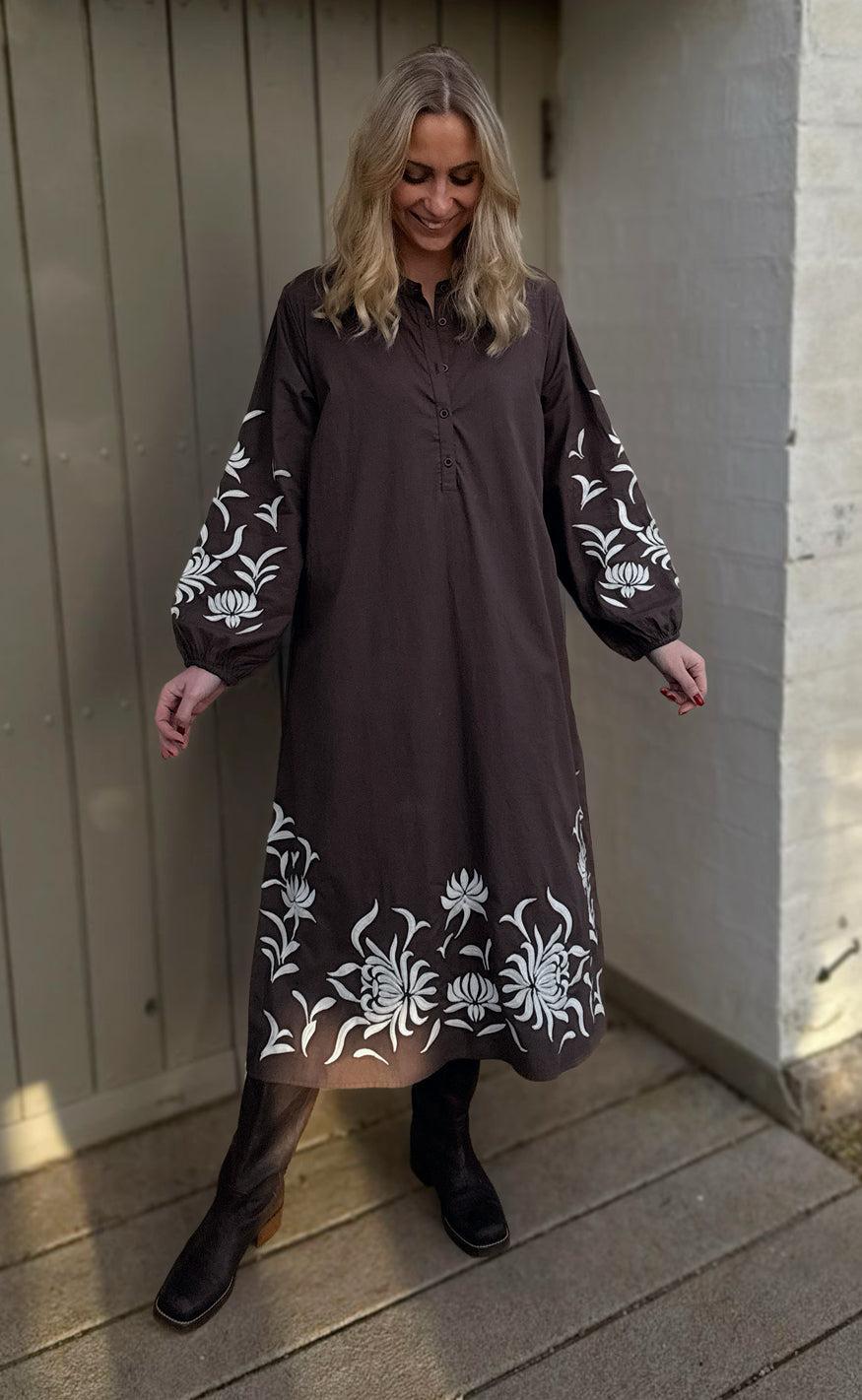 Say INA Copenhagen Kjole - Tilde Long - Chocolate Brown W. Embroidery