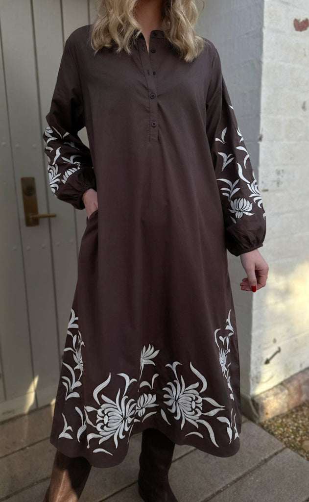 Say INA Copenhagen Kjole - Tilde Long - Chocolate Brown W. Embroidery