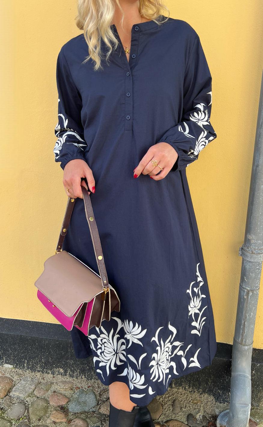 Say INA Copenhagen Kjole - Tilde Long - Navy W. Embroidery