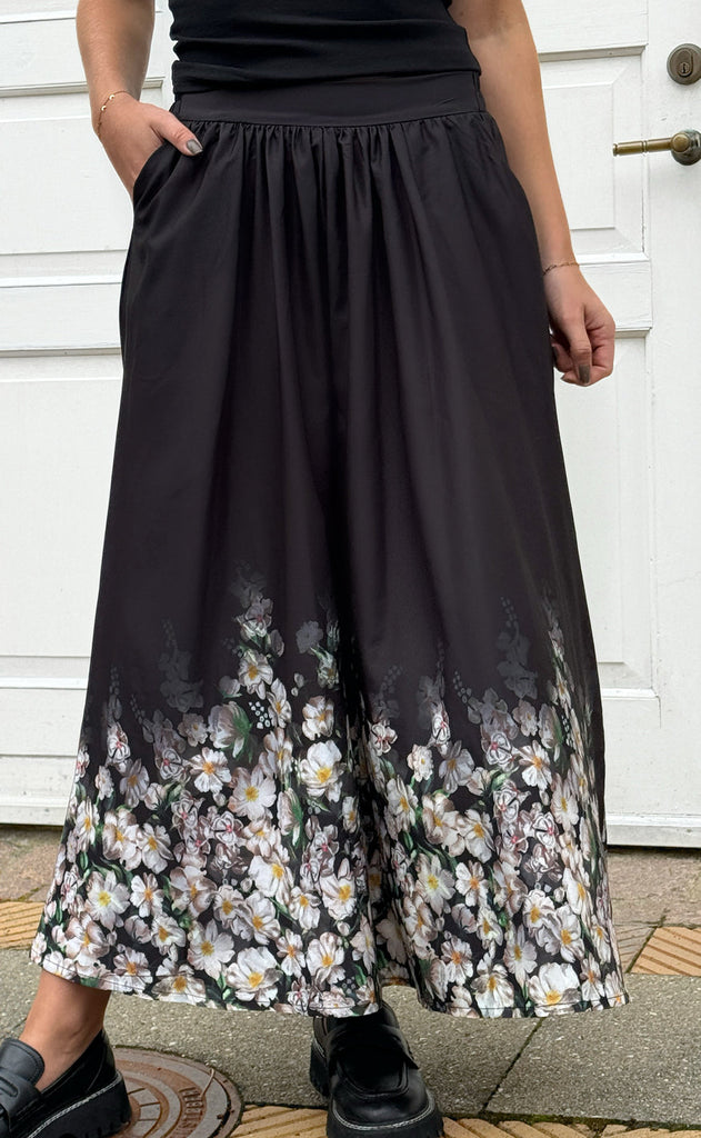 Say INA Copenhagen Skjørt - Lucia - Black W. Flowers