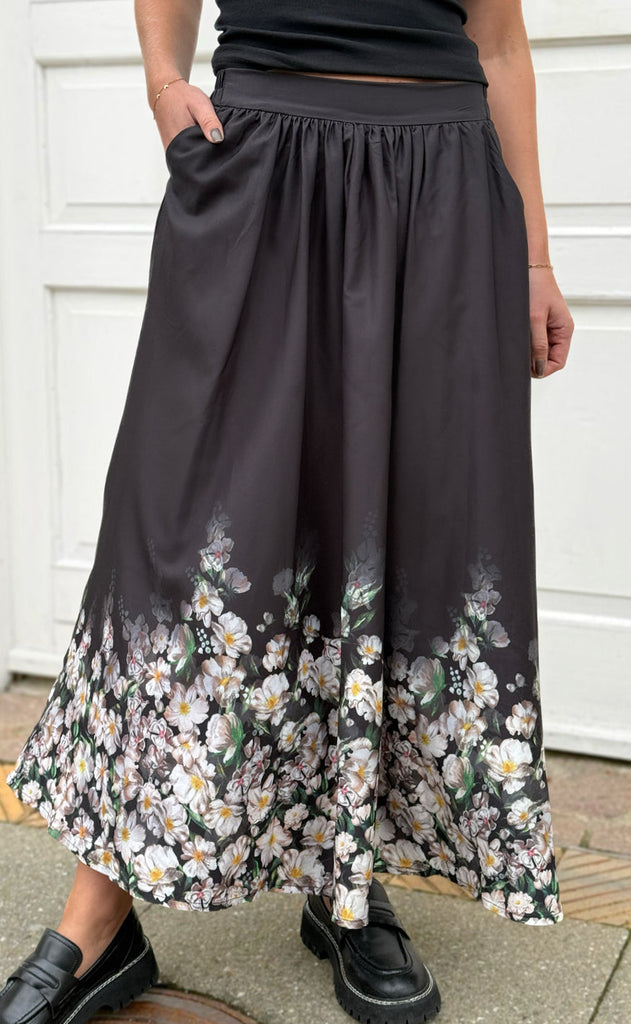 Say INA Copenhagen Skjørt - Lucia - Black W. Flowers