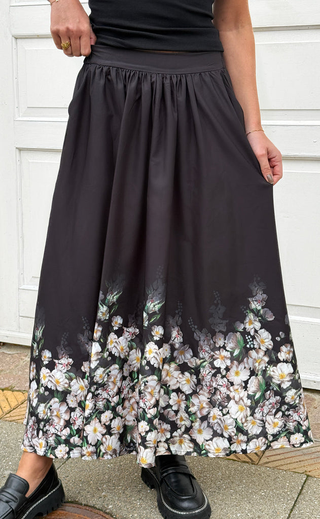 Say INA Copenhagen Skjørt - Lucia - Black W. Flowers