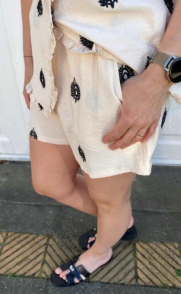 Say INA Copenhagen Shorts - Melania - Beige W. Black Embroidery