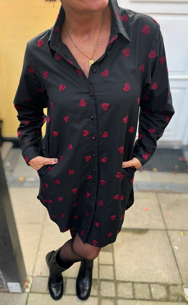 Say INA Copenhagen Skjortekjole - Katrina - Black W. Red Hearts