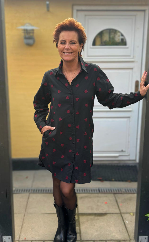 Say INA Copenhagen Skjortekjole - Katrina - Black W. Red Hearts