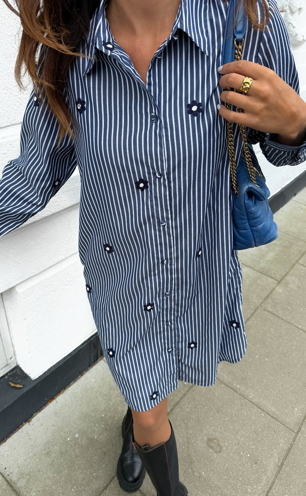Say INA Copenhagen Skjortekjole - Katrina - Navy Blue Striped W. Embroidery Flower